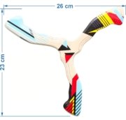 Bumerangas-Hurricane-ismatavimai-23x26cm Trišakis medinis bumerangas „Uraganas“ su nurodytais matmenimis: 26 cm plotis ir 23 cm aukštis.