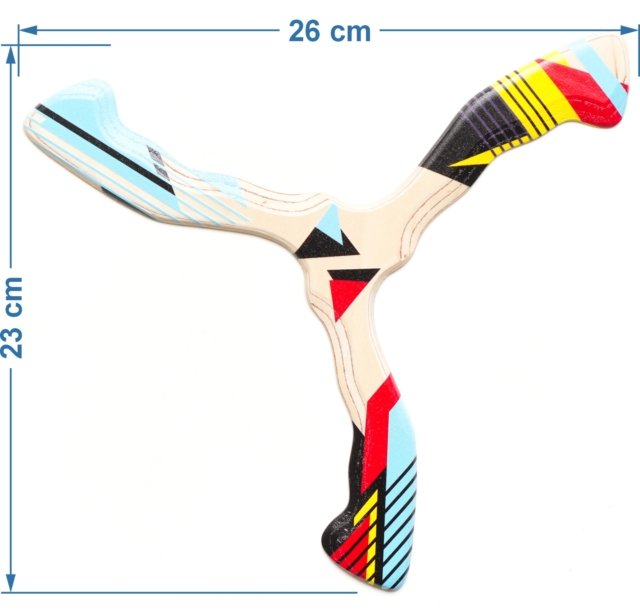 Bumerangas-Hurricane-ismatavimai-23x26cm Trišakis medinis bumerangas „Uraganas“ su nurodytais matmenimis: 26 cm plotis ir 23 cm aukštis.