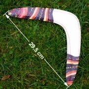 Dvišakis bumerangas „Viesulas“ ant žolės su išmatavimais – 29,5 cm plotis.