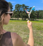 Bumerango-metimas-gamtoje-Uraganas Mergina ruošiasi mesti trišakį bumerangą „Uraganas“ miško pievelėje.