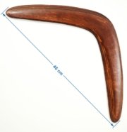 Didelis medinis bumerangas „Tamsusis Skrajūnas“ su matmenimis – 46 cm ilgio.