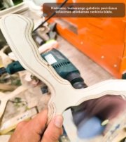 Bumerango ruošinio šlifavimas dirbtuvėse – matomos medienos faneros sluoksniai.